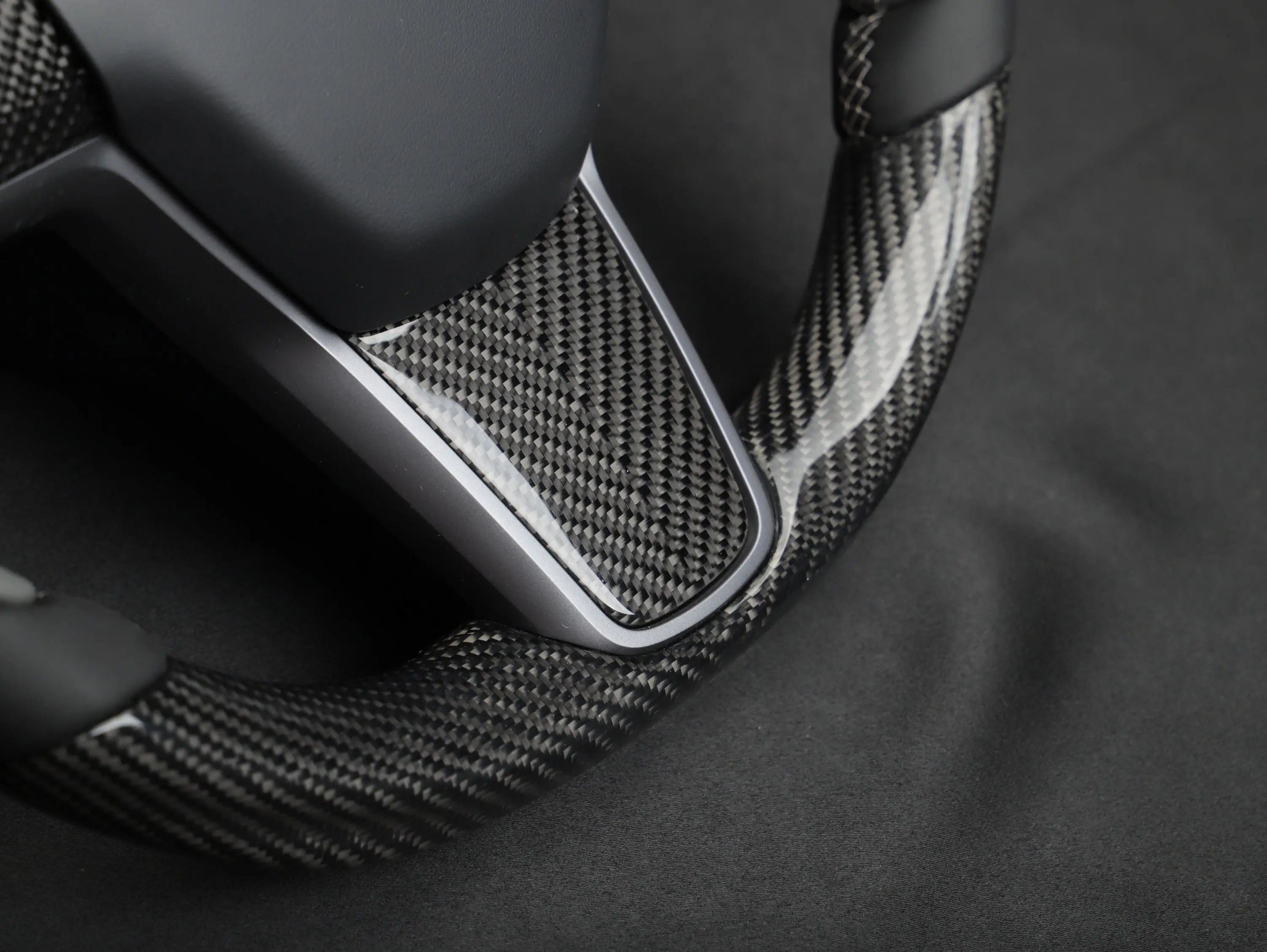 Customize-Tesla-Advantages-of-Carbon-Fiber-Steering-Wheel Axeco