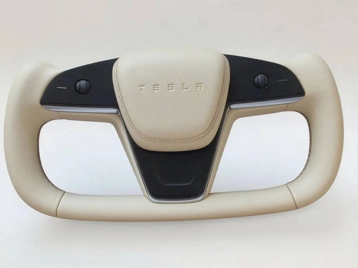 In-palm-warmth-lies-Tesla-Steering-Wheel-with-six-month-surprise Axeco