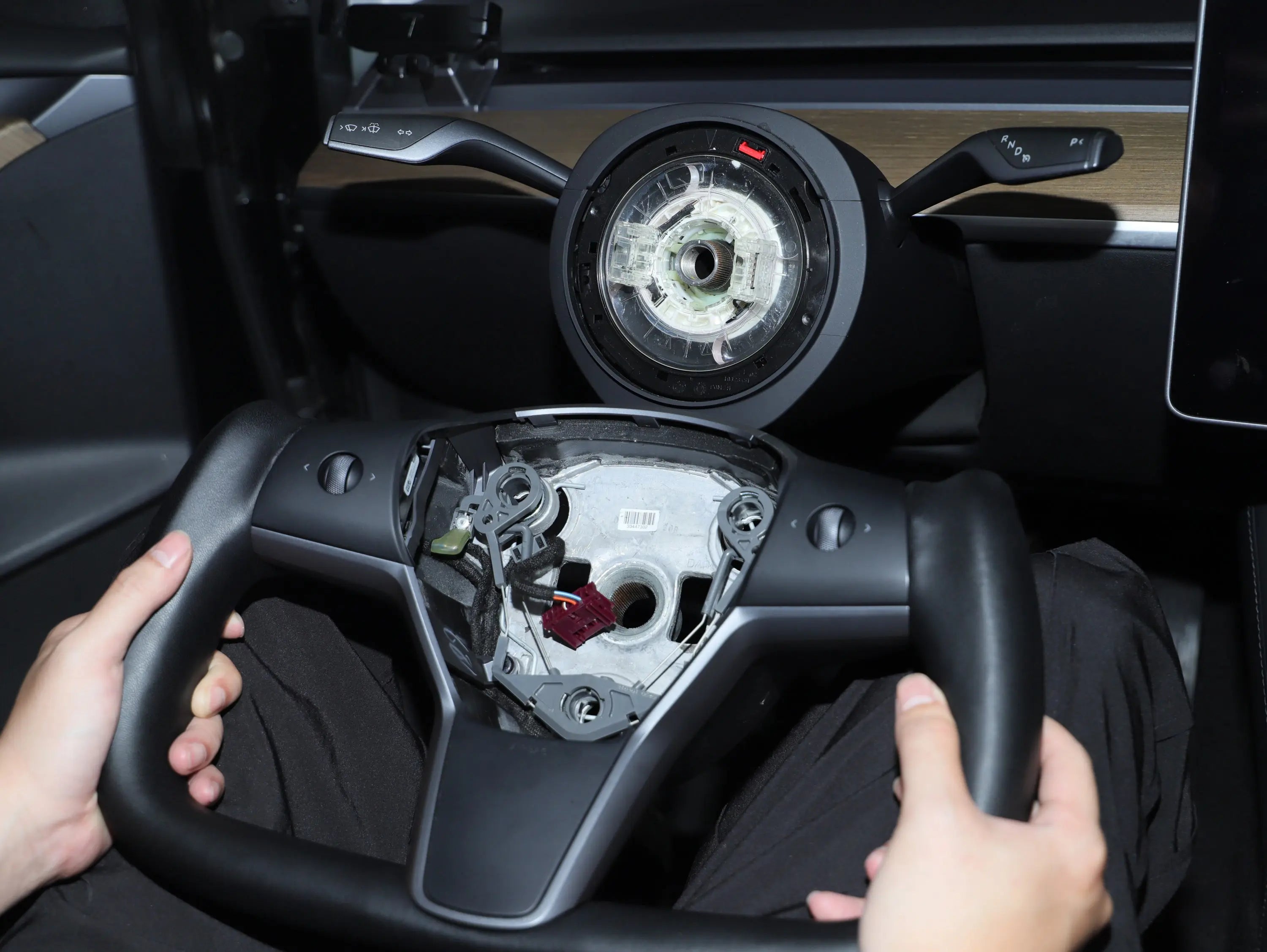 Personalizing-Your-Tesla-Model-Y-A-Guide-to-Custom-Steering-Wheels Axeco