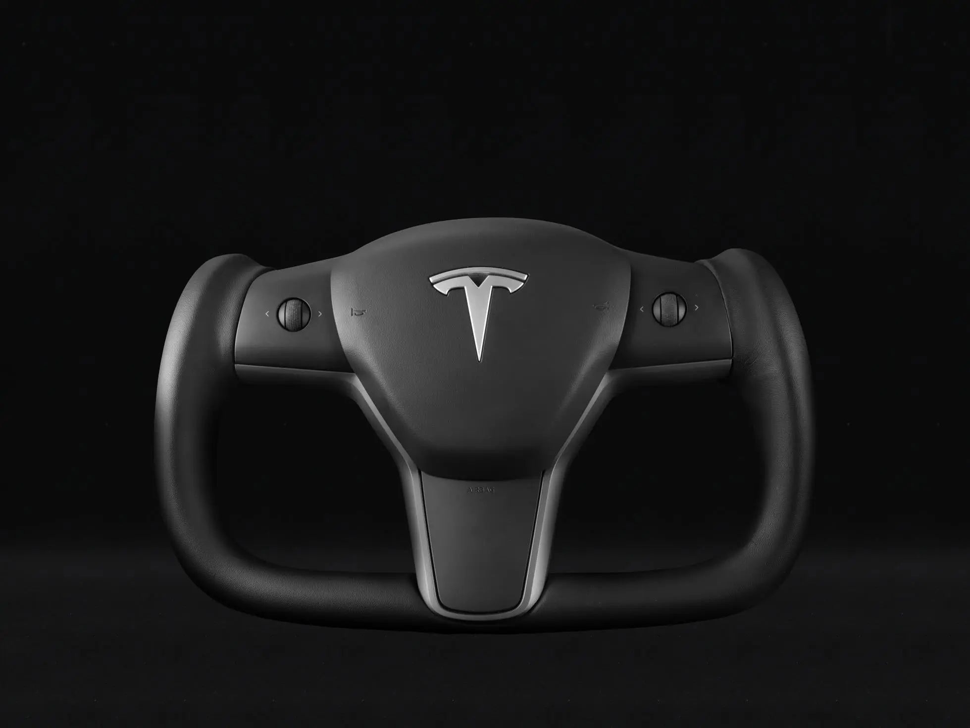 Tesla-s-YOKE-Steering-Wheel-A-Comprehensive-Review-of-Pros-Cons-and-Real-World-Driving-Experience Axeco
