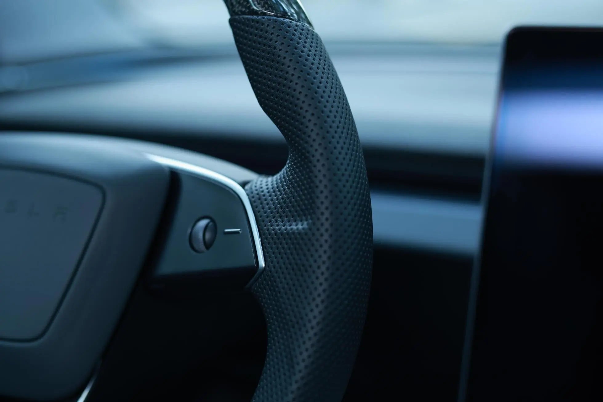 Why-Is-an-Ergonomically-Designed-Steering-Wheel-So-Important Axeco